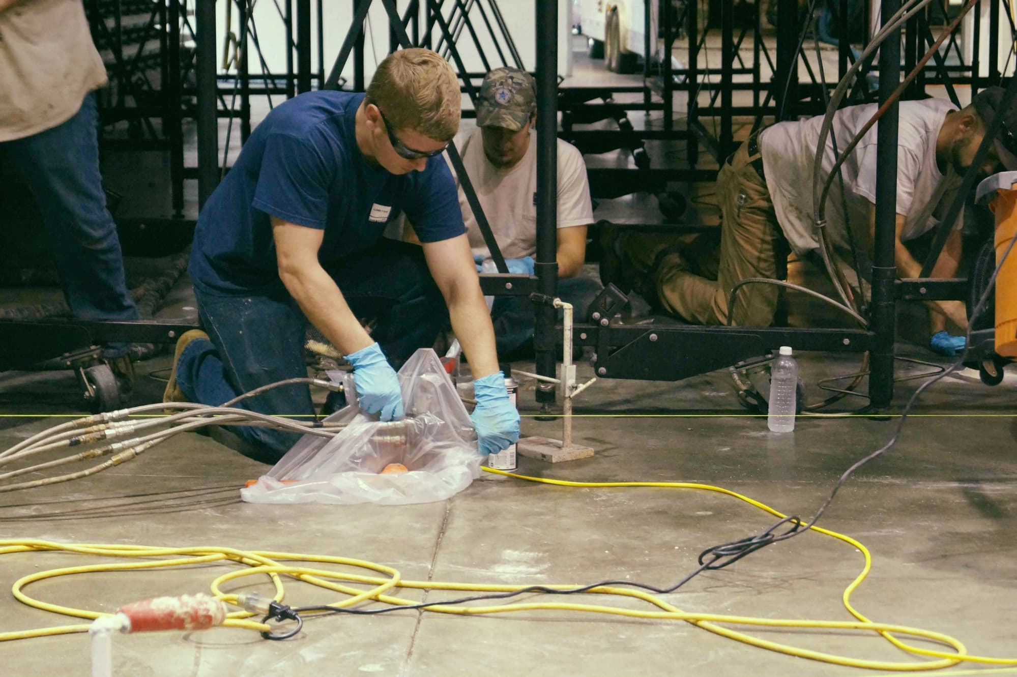 Специалист компании проводит работы по укреплению фундамента методом композитно-геополимерного инъектирования